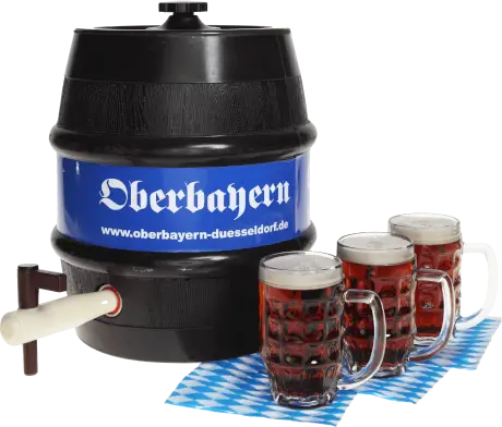 10L Bierfass zum Selberzapfen mit Zapfhahn und drei Maßkrügen Bier auf blau-weißem Tischdeckenmuster.