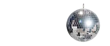 Hängende Discokugel mit spiegelnden Mosaikflächen für Party-Events.