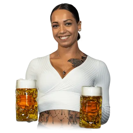 Lächelnde Frau mit zwei großen Bierkrügen als Motiv für Specials in der Gastronomie.