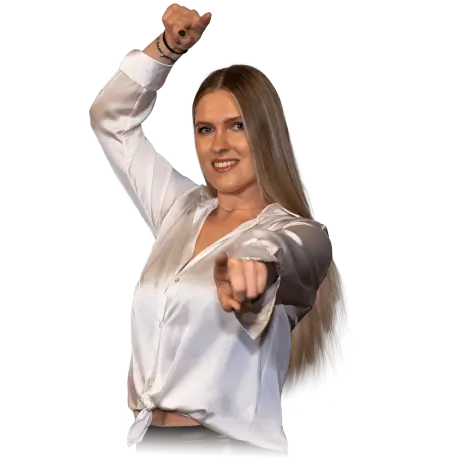 Junge Frau in weißer Bluse mit langem Haar zeigt auf den Betrachter und hebt den Arm – ein Motiv für die Jobsuche und Teamwerbung im Oberbayern Düsseldorf.