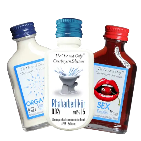 Drei Mini-Likörflaschen der Oberbayern Selection mit den Sorten Orgasmus, Rhabarberlikör und Sex Kirschlikör.
