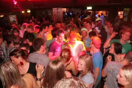 Volle Party im Oberbayern Düsseldorf mit vielen Gästen auf der Tanzfläche unter rotem Clublicht.