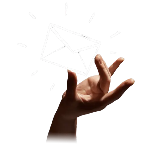 Hand fängt schwebenden Briefumschlag als Symbol für den Oberbayern Newsletter.